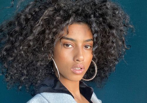 You are currently viewing 30 Easy On-the-Go Hairstyles for Naturally Curly Hair